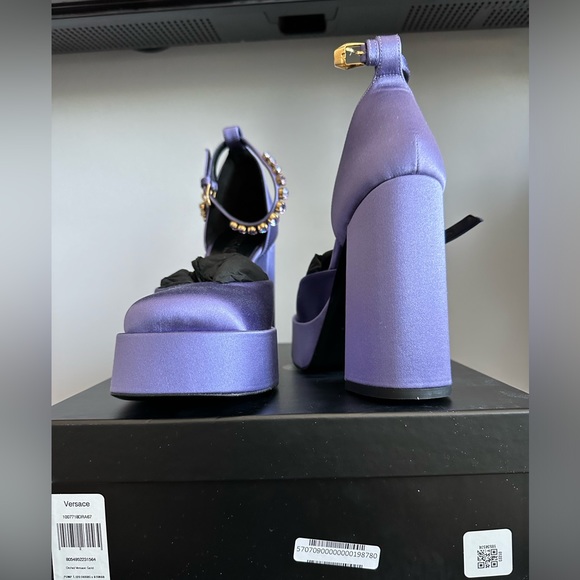 Versace Medusa Charm Satin Platform Pumps – Iconic Gold Medusa – New With Tags - Picture 1 of 9